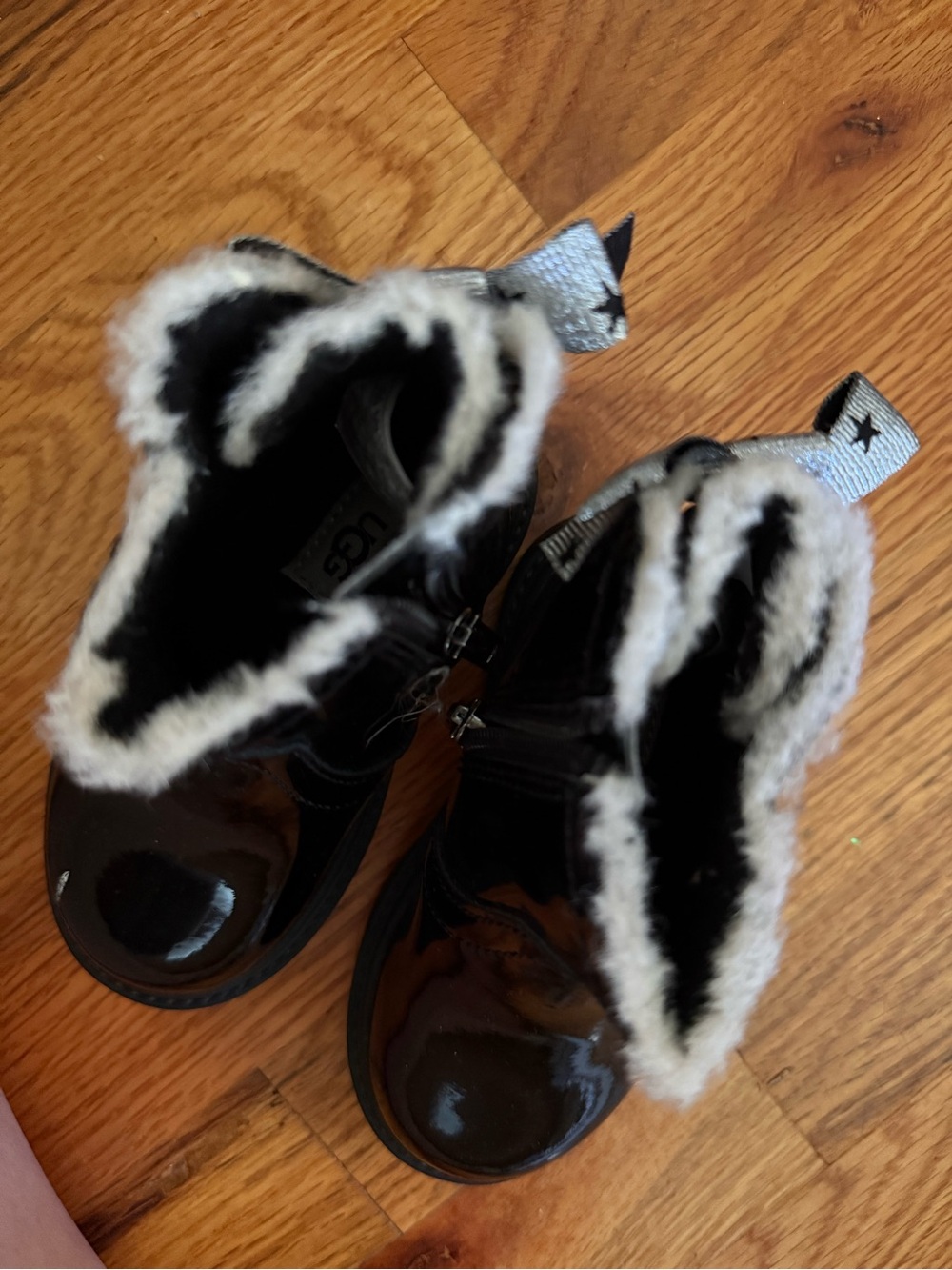 Ugg Black Patent Faux Fur Lined Kids Boots - Picture 3 of 4